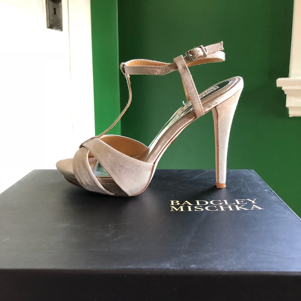 Nude satin Badgley Mischka heels SZ 6.5 LIKE NEW